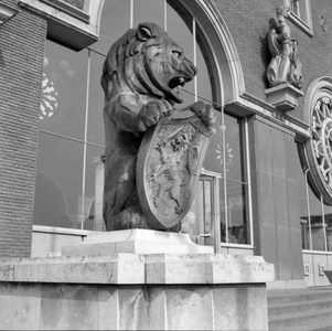 150421 Afbeelding van een leeuw met wapen voor het N.S.-station 's-Hertogenbosch te 's-Hertogenbosch.